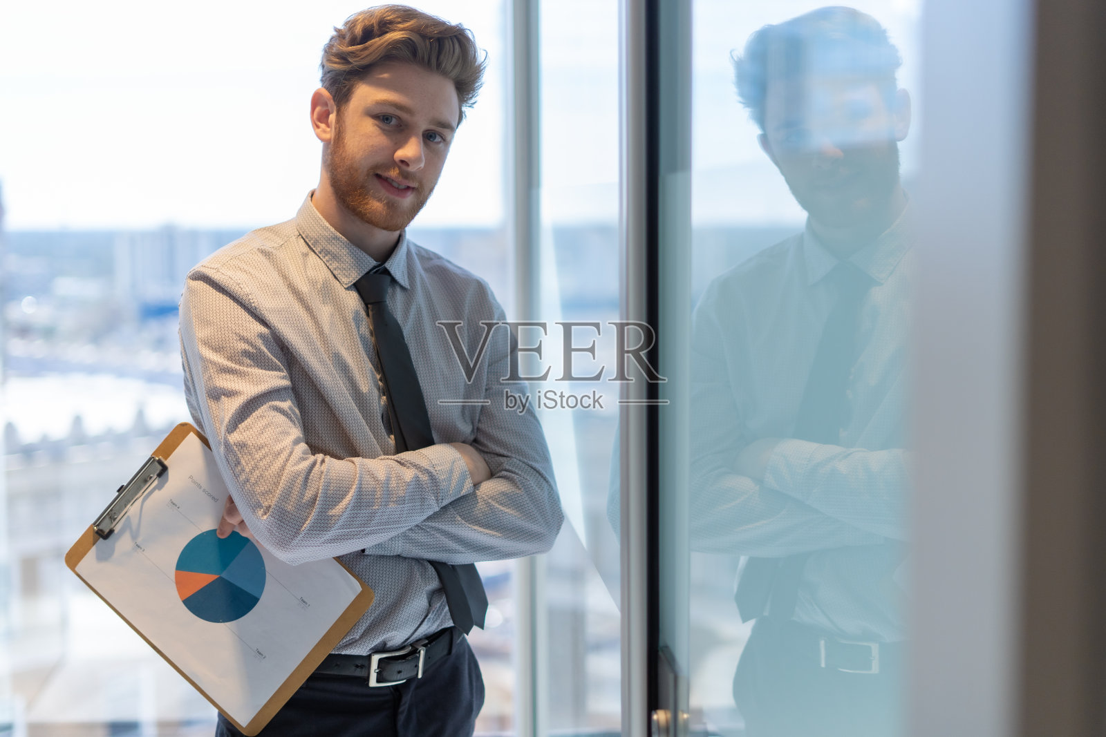 一位男性办公室职员照片摄影图片