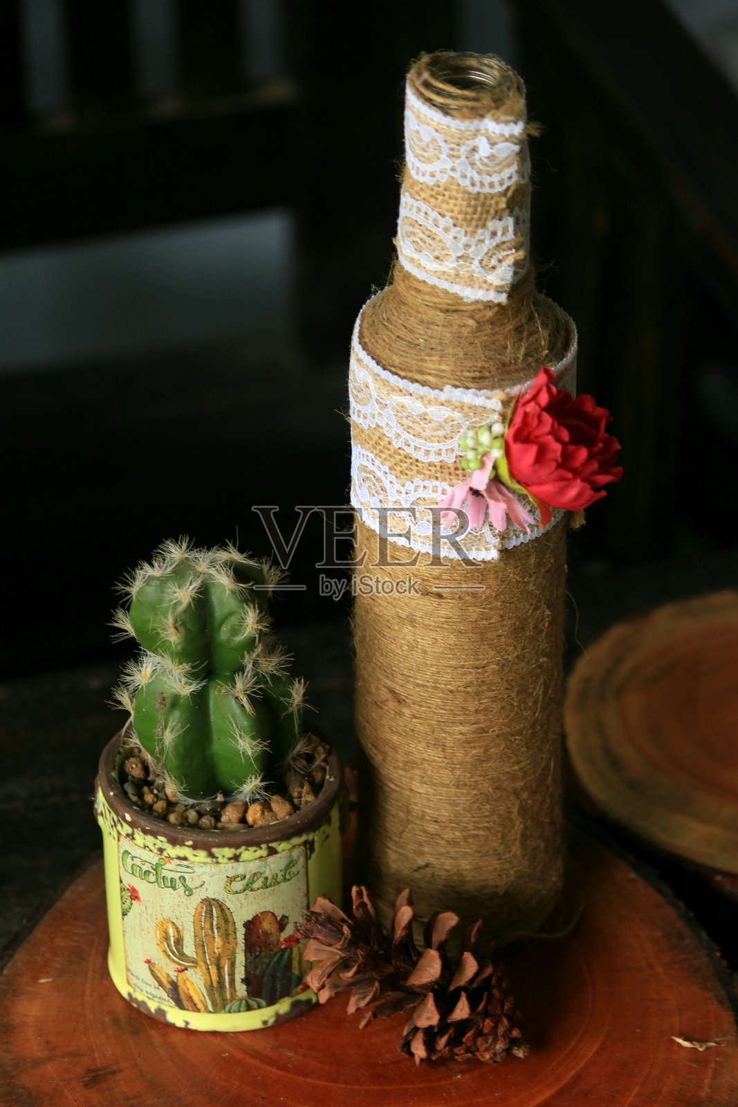 瓶子和罐子装饰属性与一个古老的乡村主题照片摄影图片