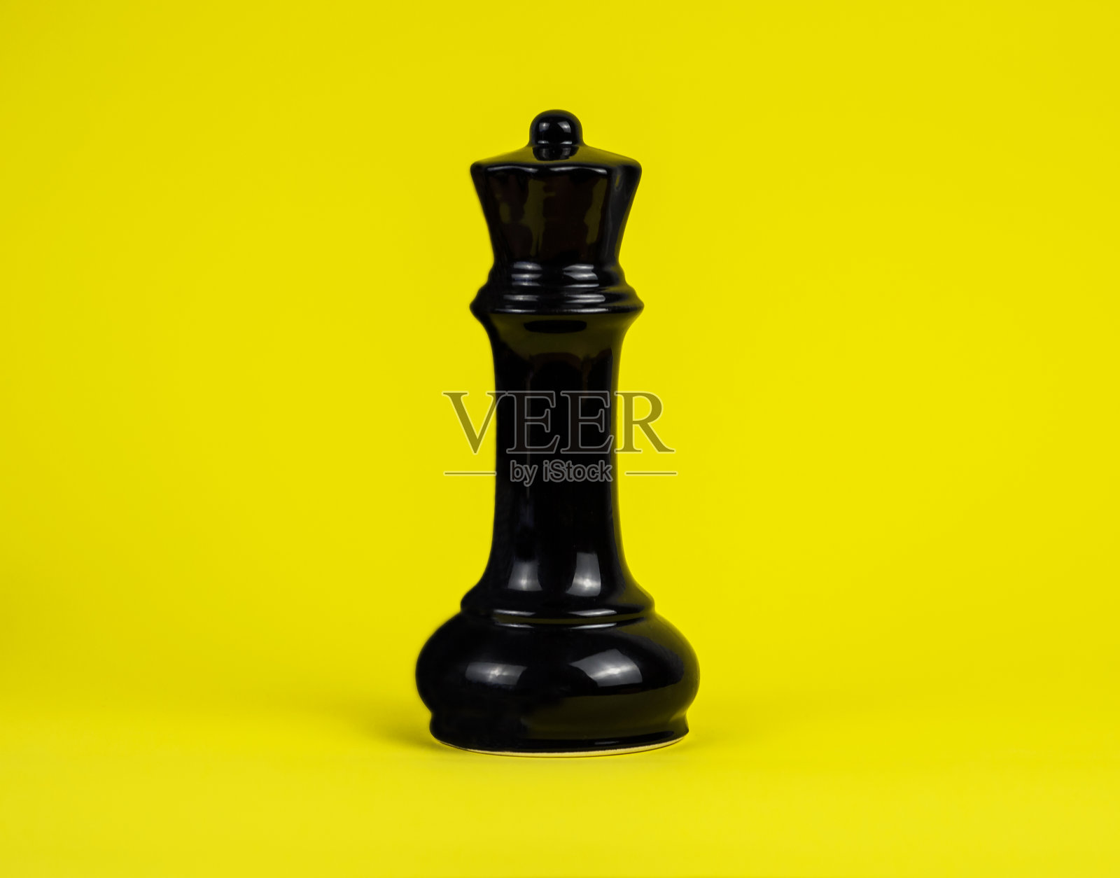 黄色背景上的大棋子。国际象棋。照片摄影图片