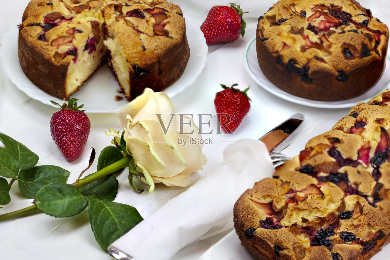 美味的水果馅饼从一个空气面团，美味的夏季甜点，在一个白色的木制背景，俯视图。照片摄影图片