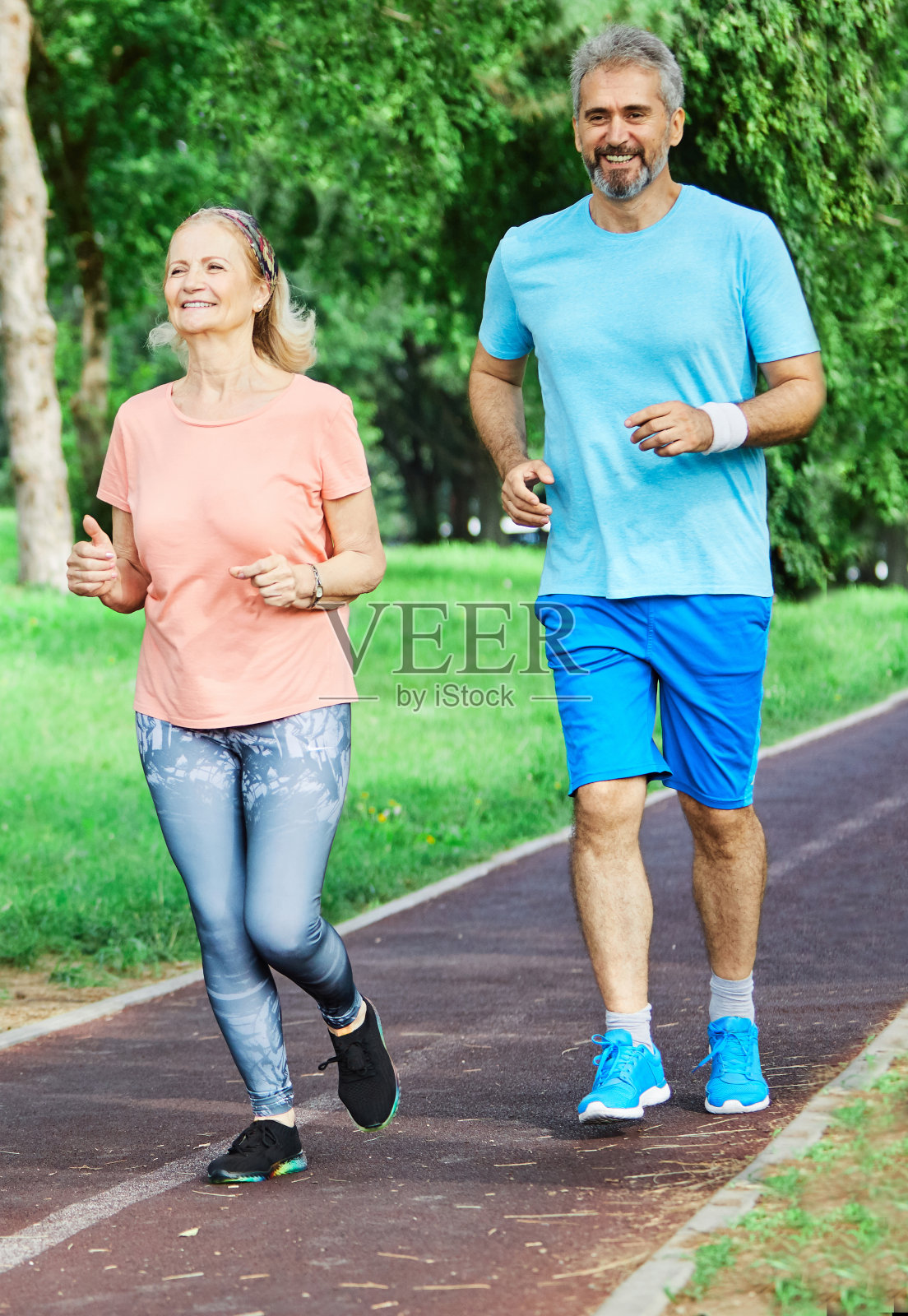 户外高级健身女性男性生活方式积极运动锻炼健康健身跑步跑步慢跑照片摄影图片