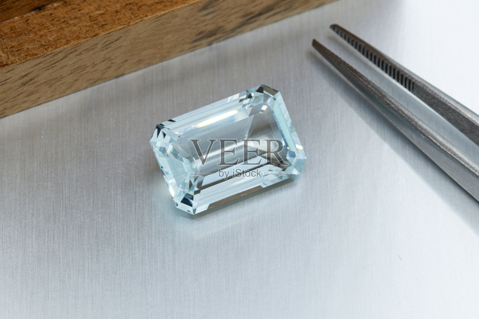 宏观矿物面石海蓝宝石与镊子在灰色背景照片摄影图片