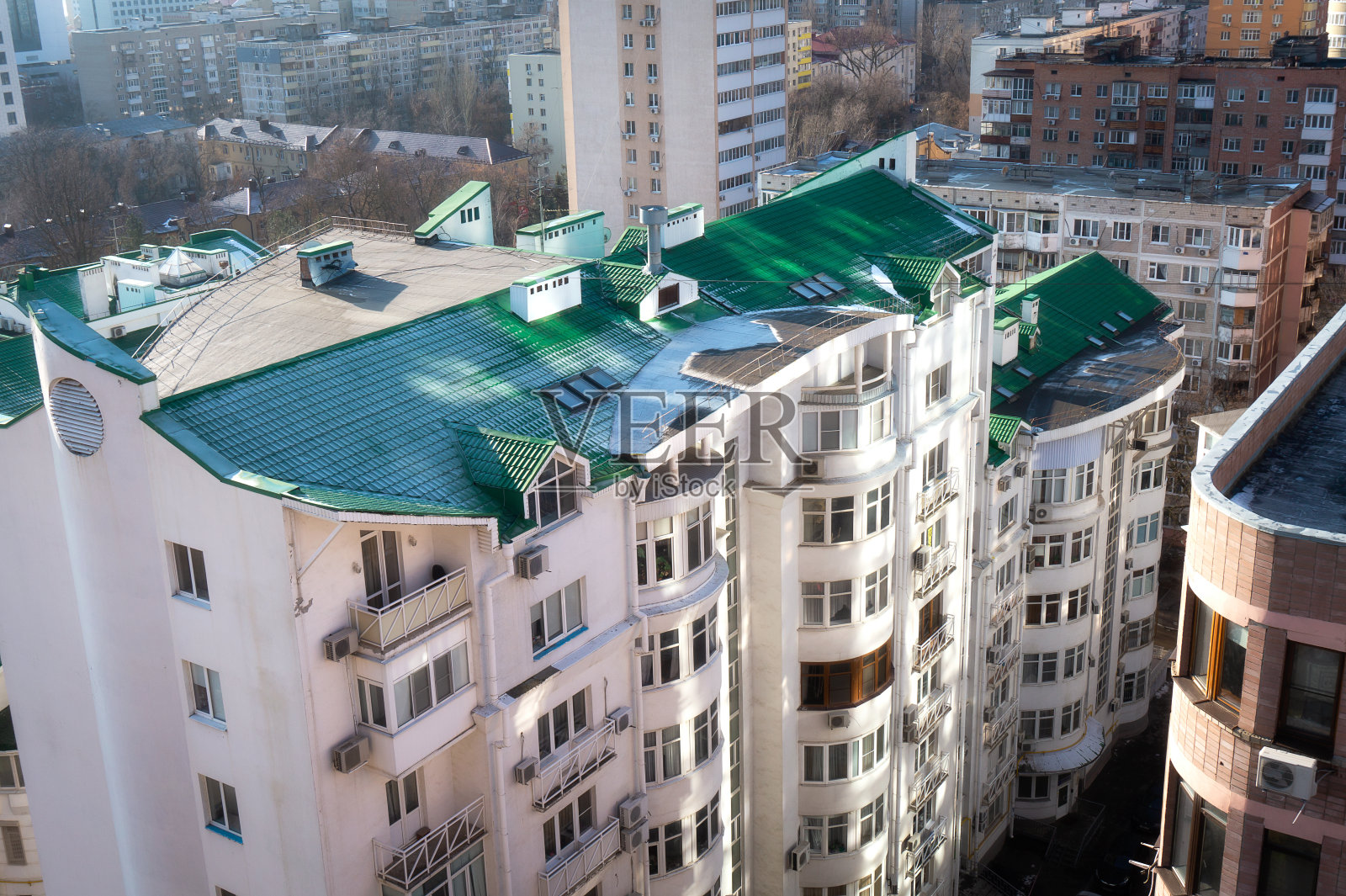 城市秋色景观，多层建筑映衬蓝天照片摄影图片