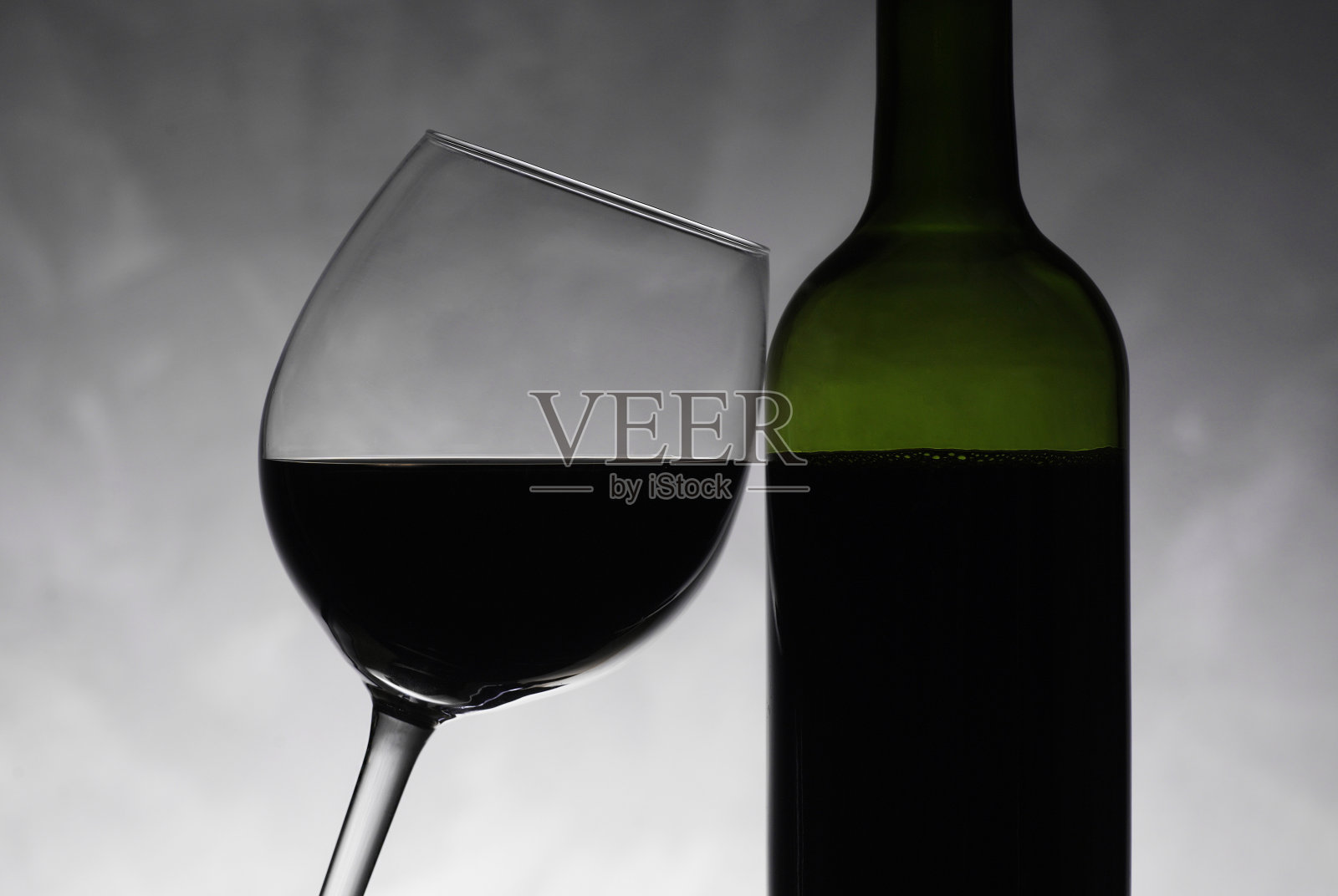 酒杯和酒瓶特写照片摄影图片