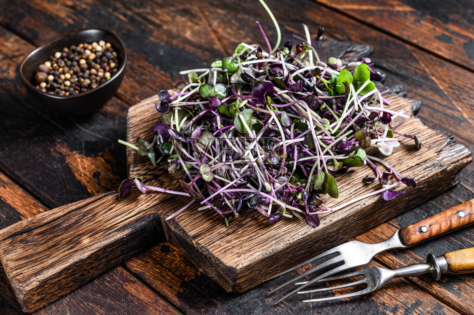 在切菜板上放生的微绿豆芽。木制背景。俯视图照片摄影图片