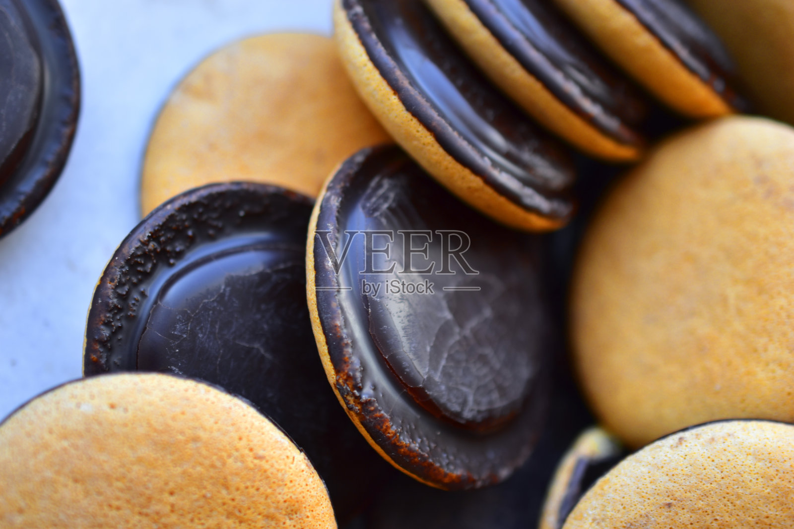 装在盒子里的巧克力饼干照片摄影图片