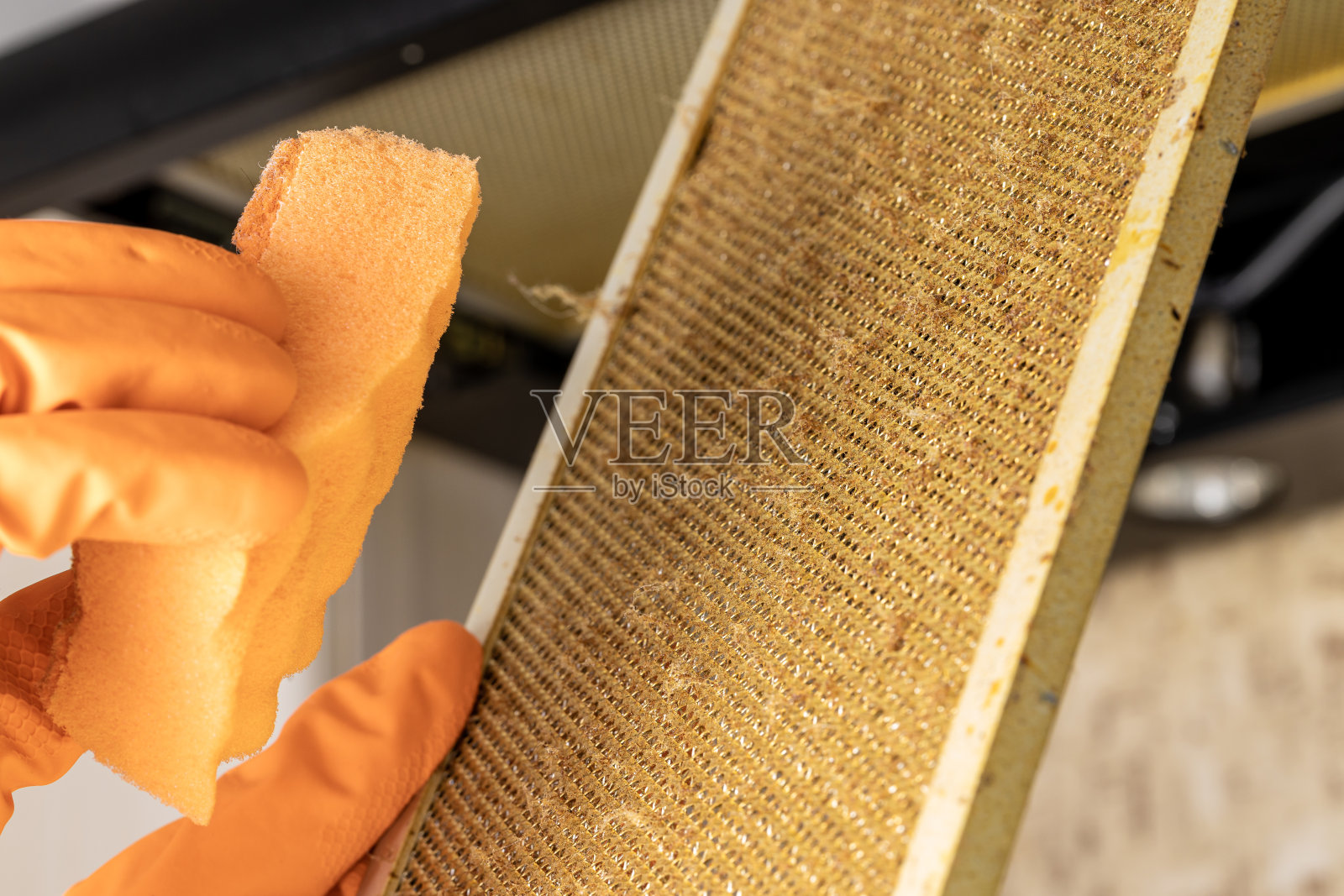 清洁和清洗肮脏的炊具罩过滤器。脂肪和灰尘在过滤器。国内的厨房照片摄影图片