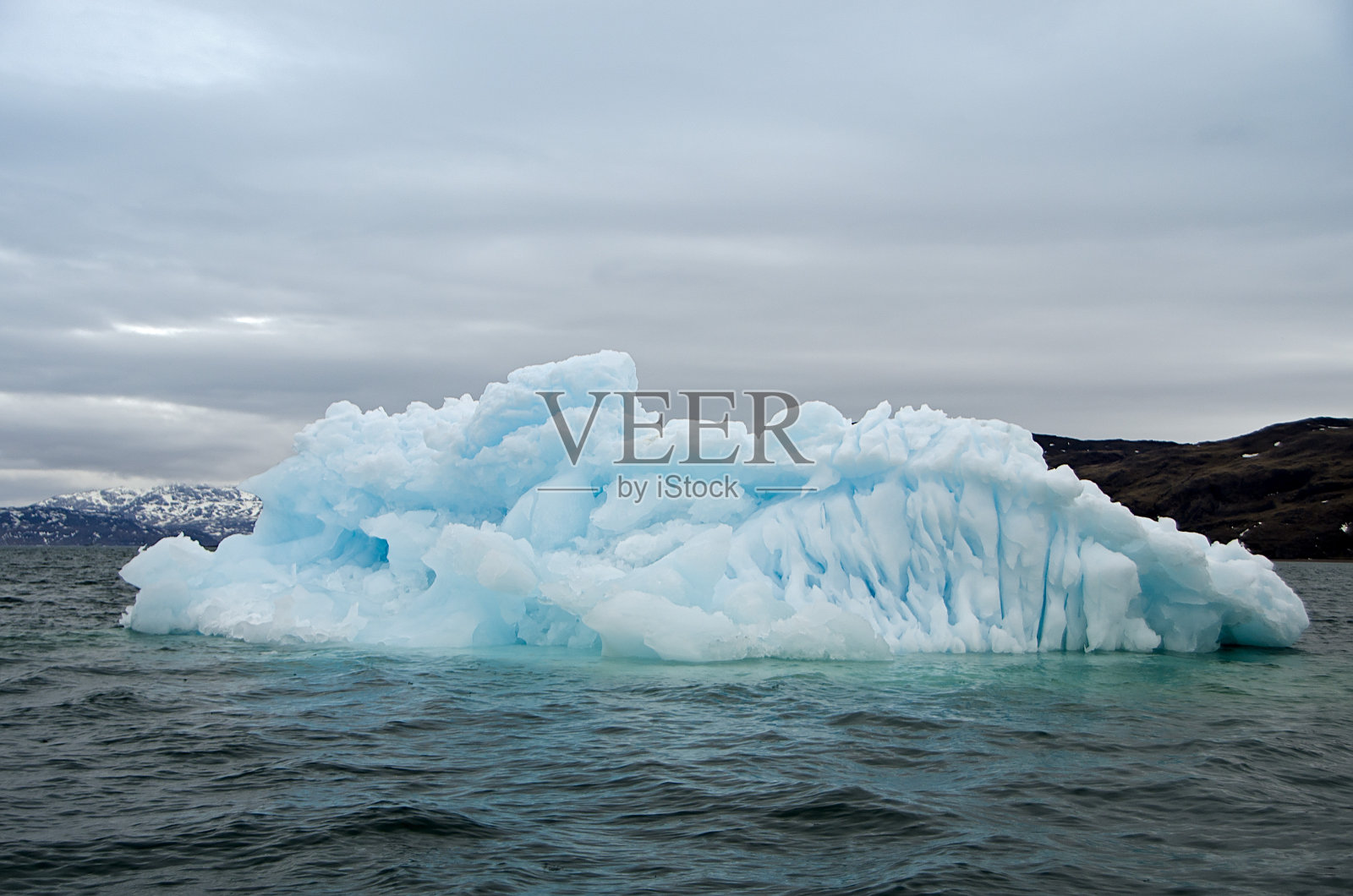 灰暗的一天中的冰山照片摄影图片
