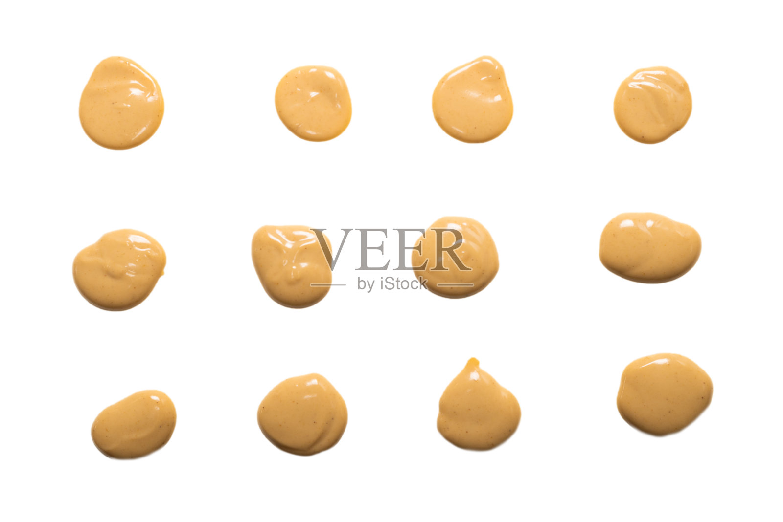 蘑菇酱溅在白色的背景孤立。照片摄影图片