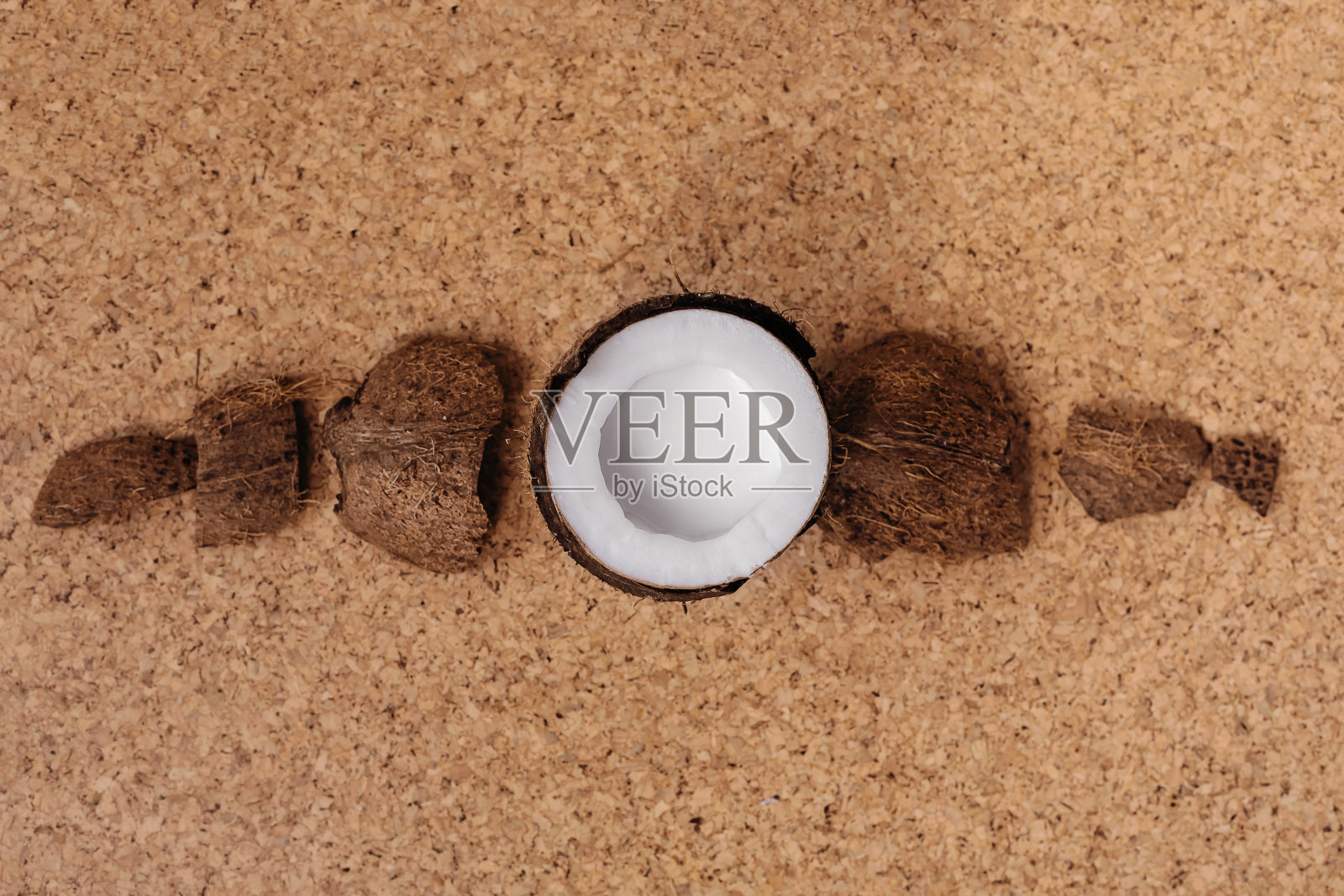 椰奶和椰子在木质背景上的扁平风格摆拍。不含乳糖的椰子纯素奶。健康饮品概念照片摄影图片