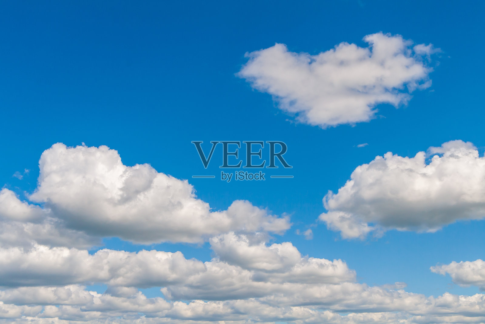 以美丽的云彩为背景的白天天空。照片摄影图片