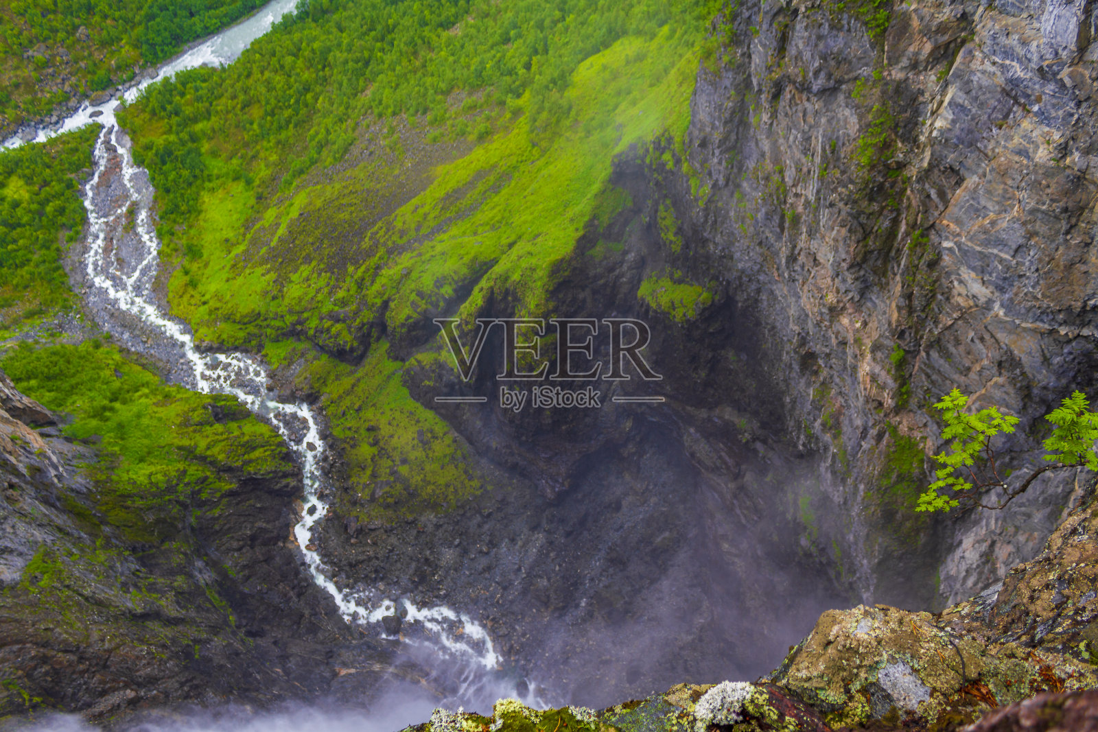 最高的自由落体瀑布Vettisfossen从Utladalen挪威风景。照片摄影图片