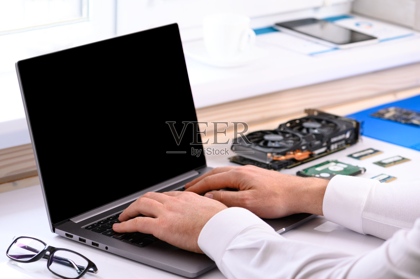 ． 电脑组装课程。桌子上有一台电脑和一些零件。修复的产品。在线学习照片摄影图片