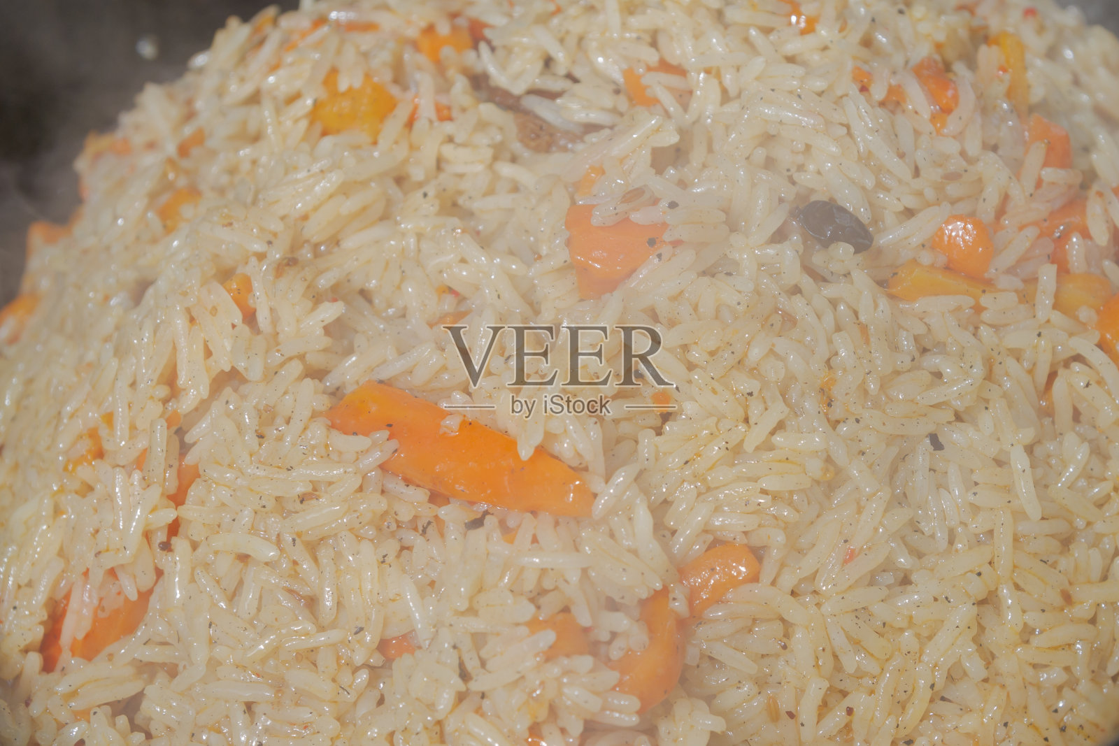 夏天在外面的烤架上用大锅煮肉饭照片摄影图片