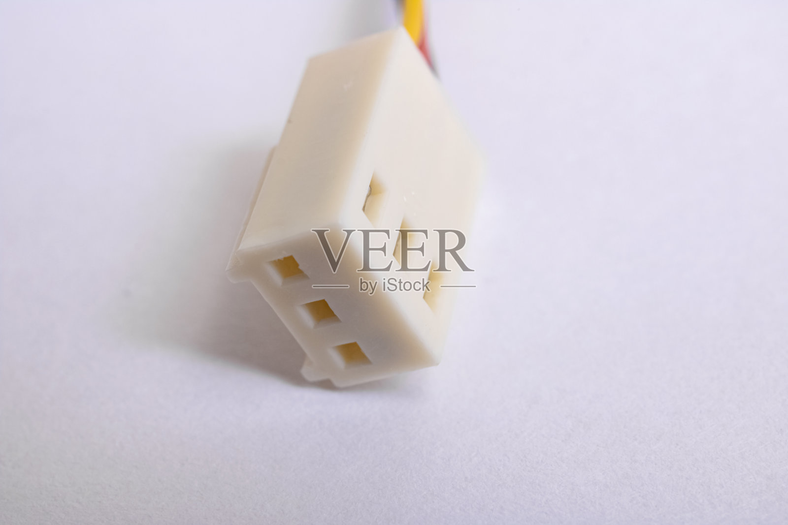 在灰色背景上连接计算机电缆照片摄影图片