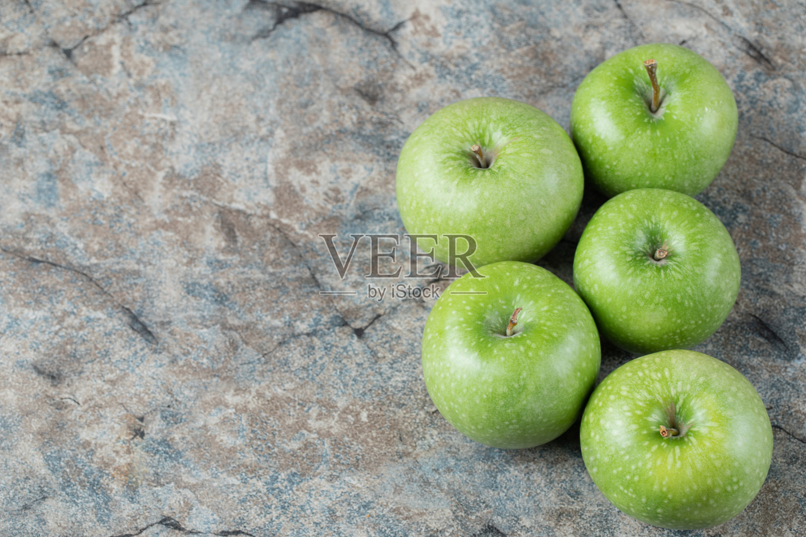 青苹果孤立在灰色混凝土背景下照片摄影图片