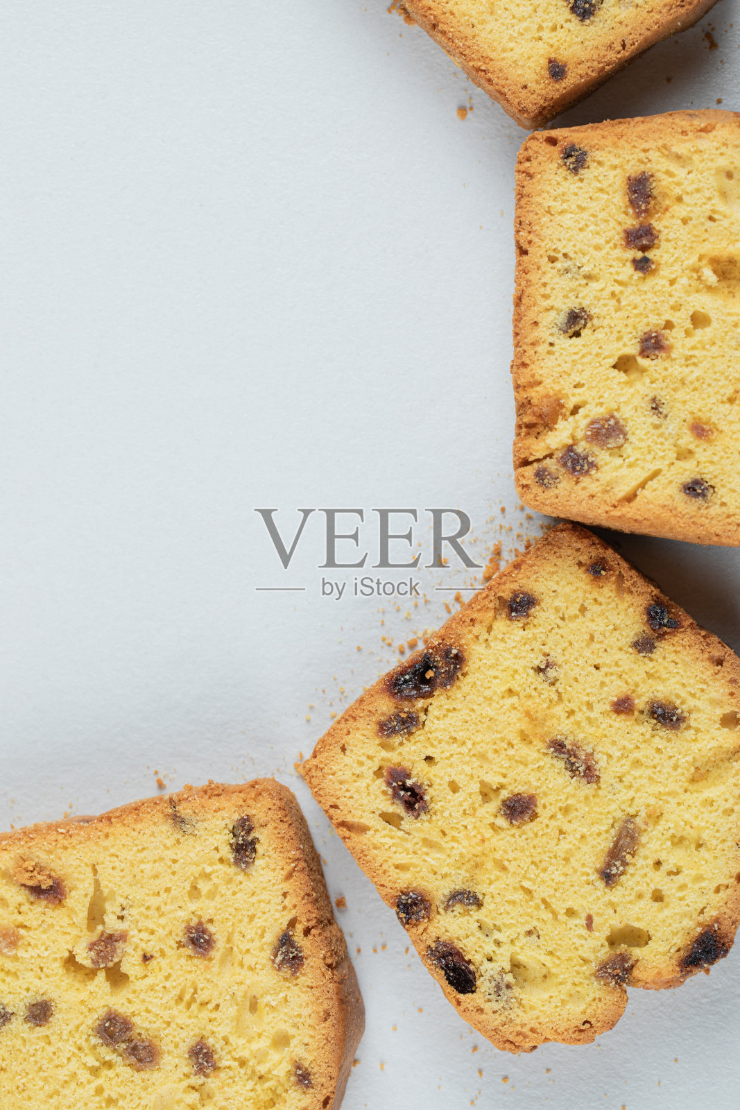 经典的葡萄干馅饼切片孤立在白色的背景照片摄影图片