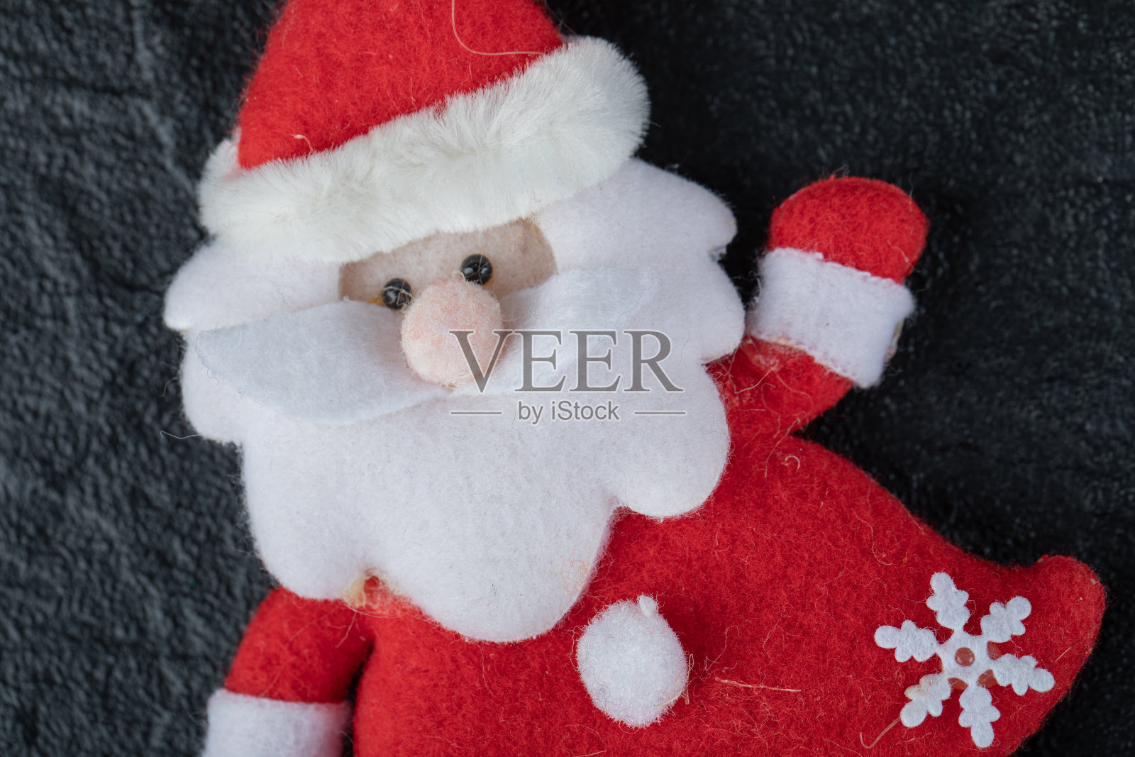 可爱的圣诞老人人物在黑暗的背景照片摄影图片