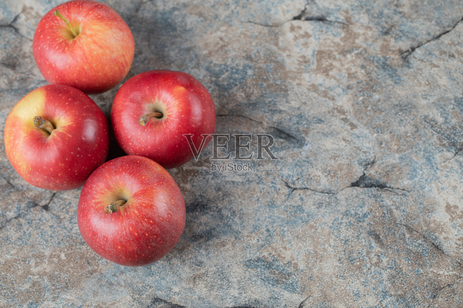 红苹果孤立在混凝土背景下照片摄影图片