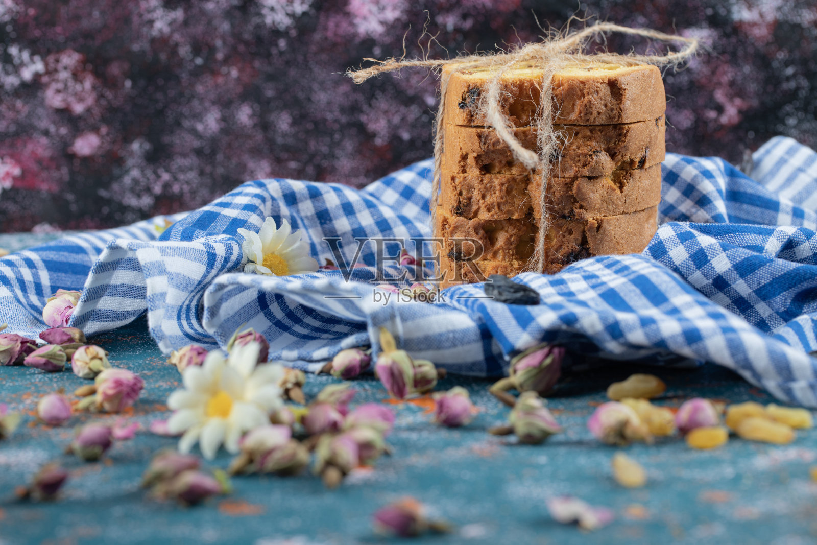 蓝格子毛巾上放着葡萄干馅饼照片摄影图片