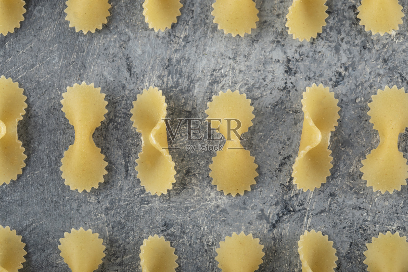 大理石背景上的生的干的通心粉照片摄影图片