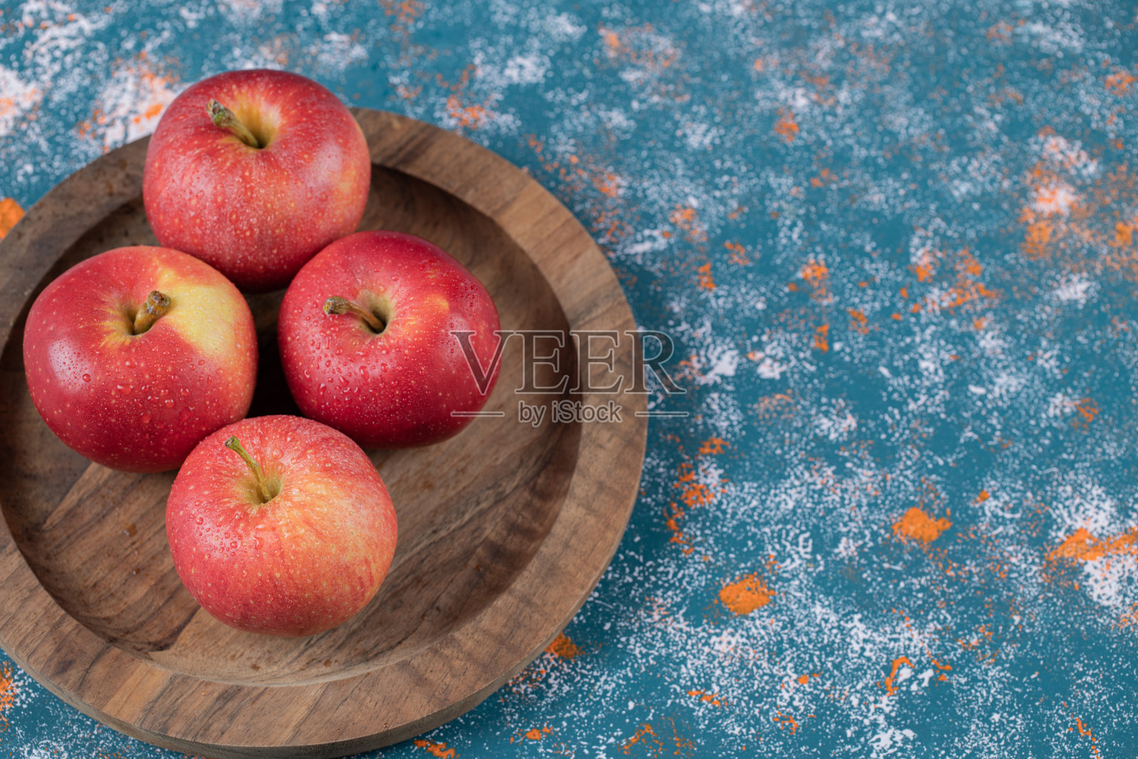 木盘上的苹果在纹理背景上照片摄影图片