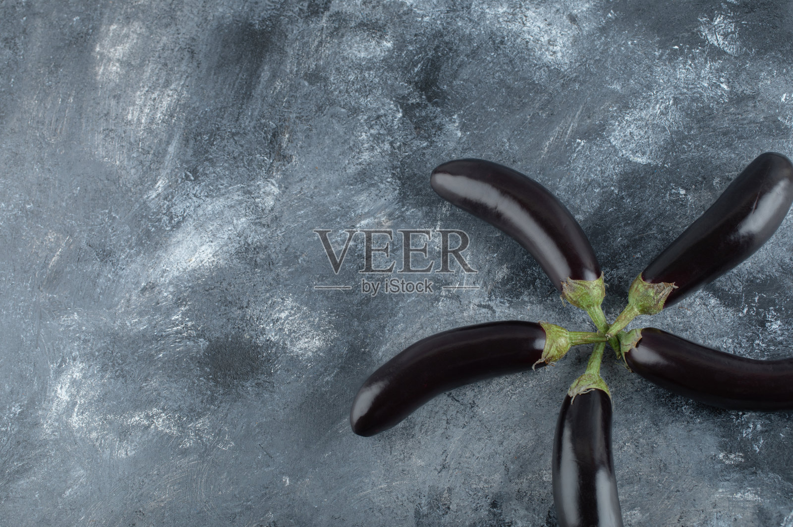 灰色背景上的成熟新鲜茄子照片摄影图片