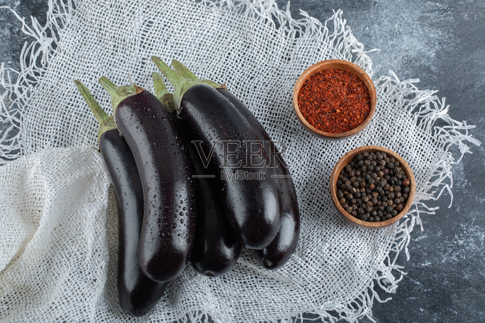 新鲜的有机紫茄子，配上香料、红椒和黑胡椒照片摄影图片