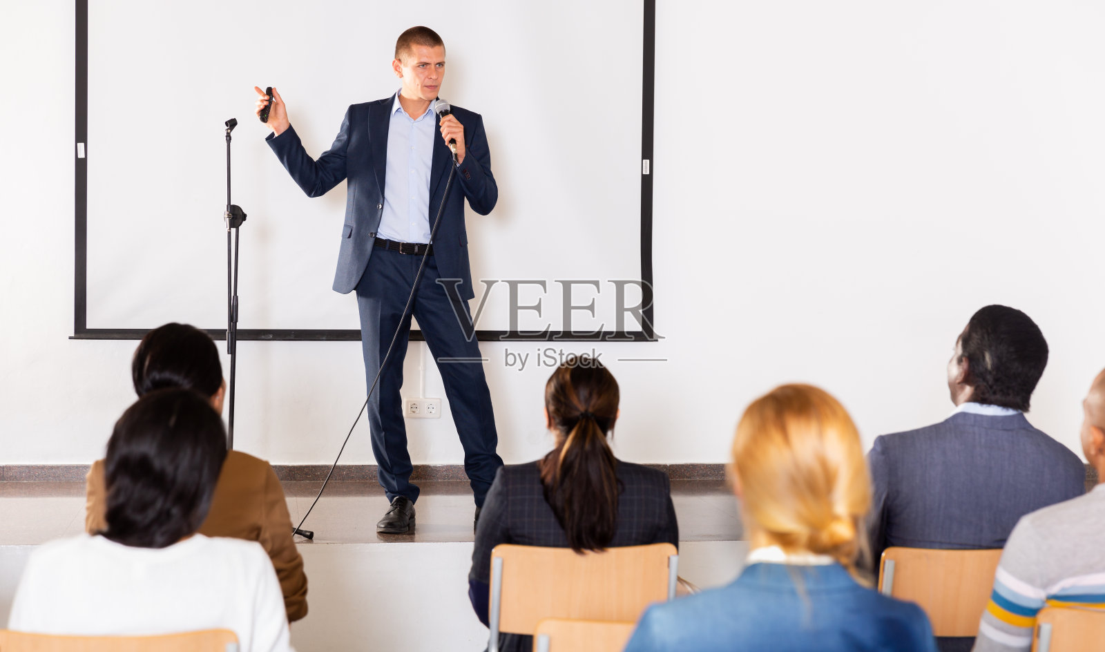 男教练在会议厅演讲照片摄影图片