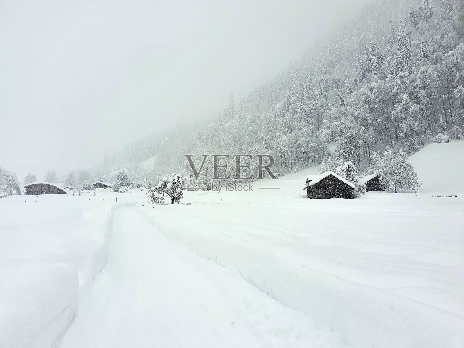 深雪中的村庄照片摄影图片