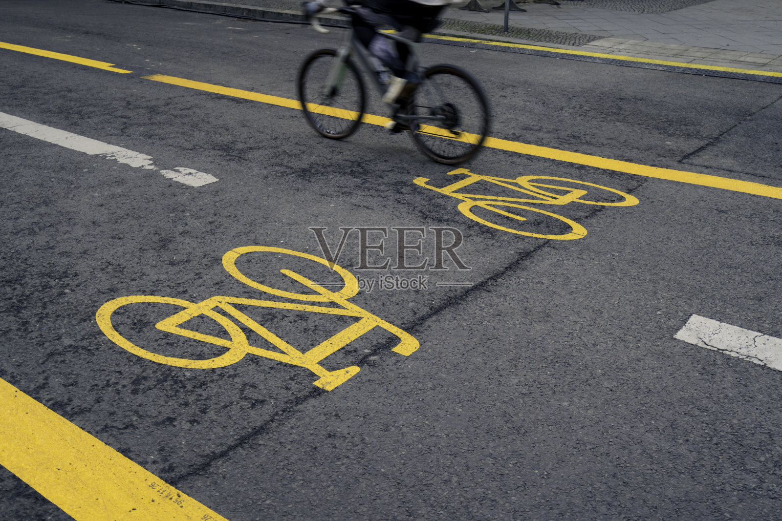 为了应对气候变化，市中心的临时自行车道照片摄影图片