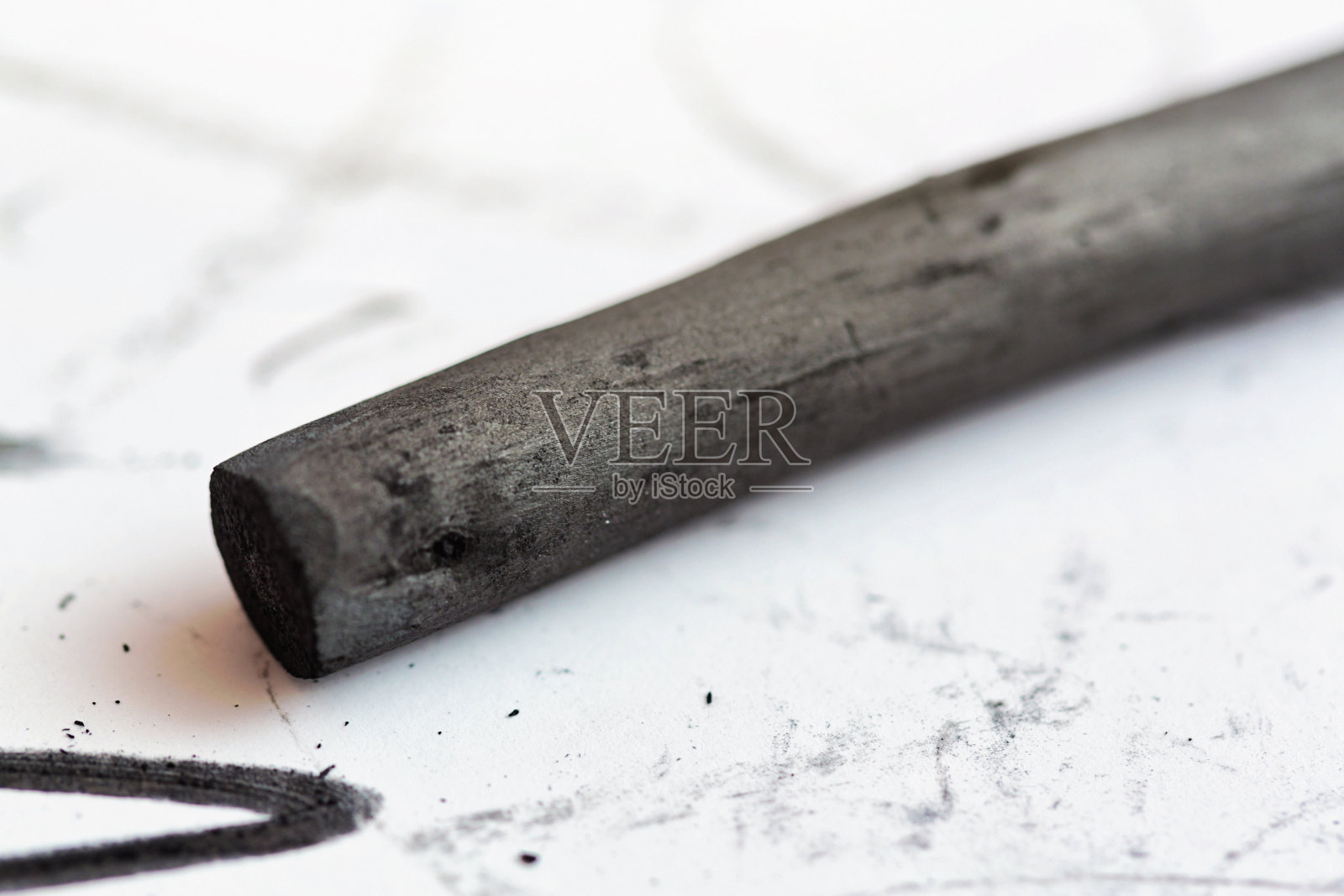 艺术家的炭笔躺在草图上照片摄影图片