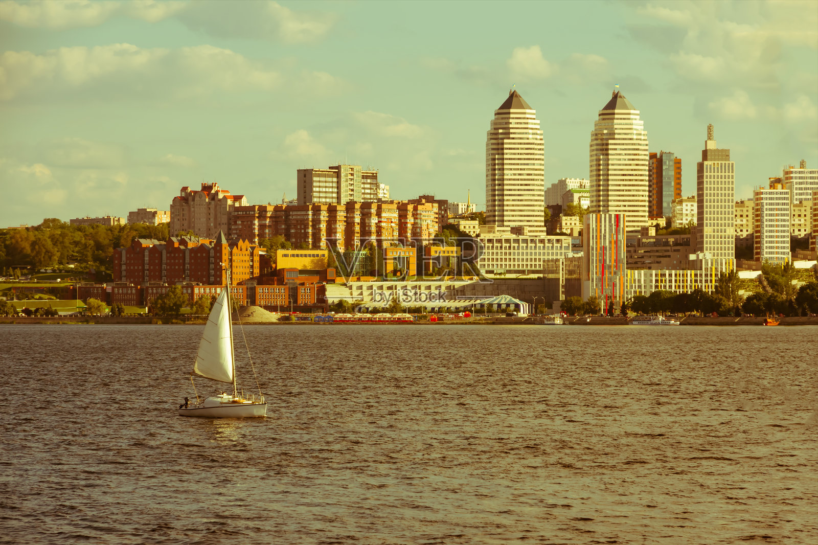 白天，大城市的码头，第聂伯河照片摄影图片