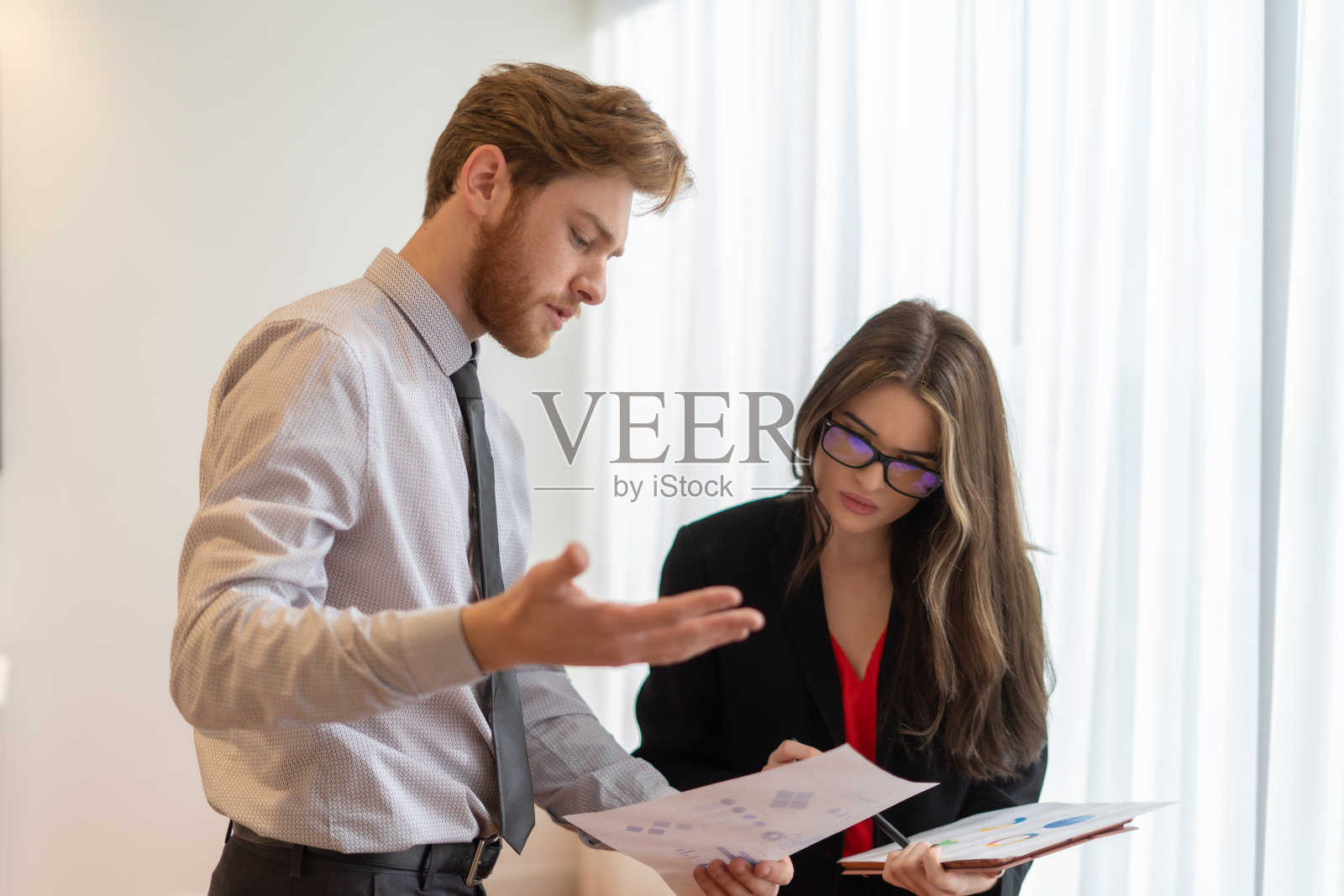 办公室员工和他们的团队开会照片摄影图片