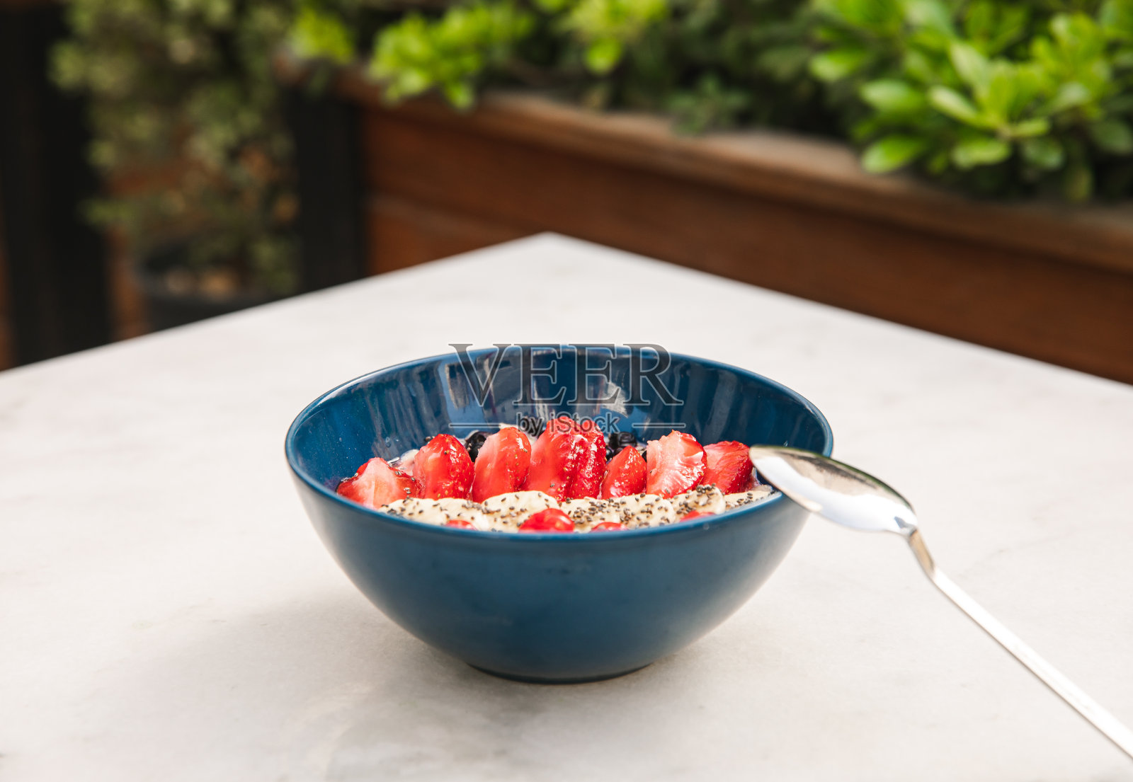 一碗健康，有机和新鲜的素食草莓排毒酸奶水果沙拉。照片摄影图片