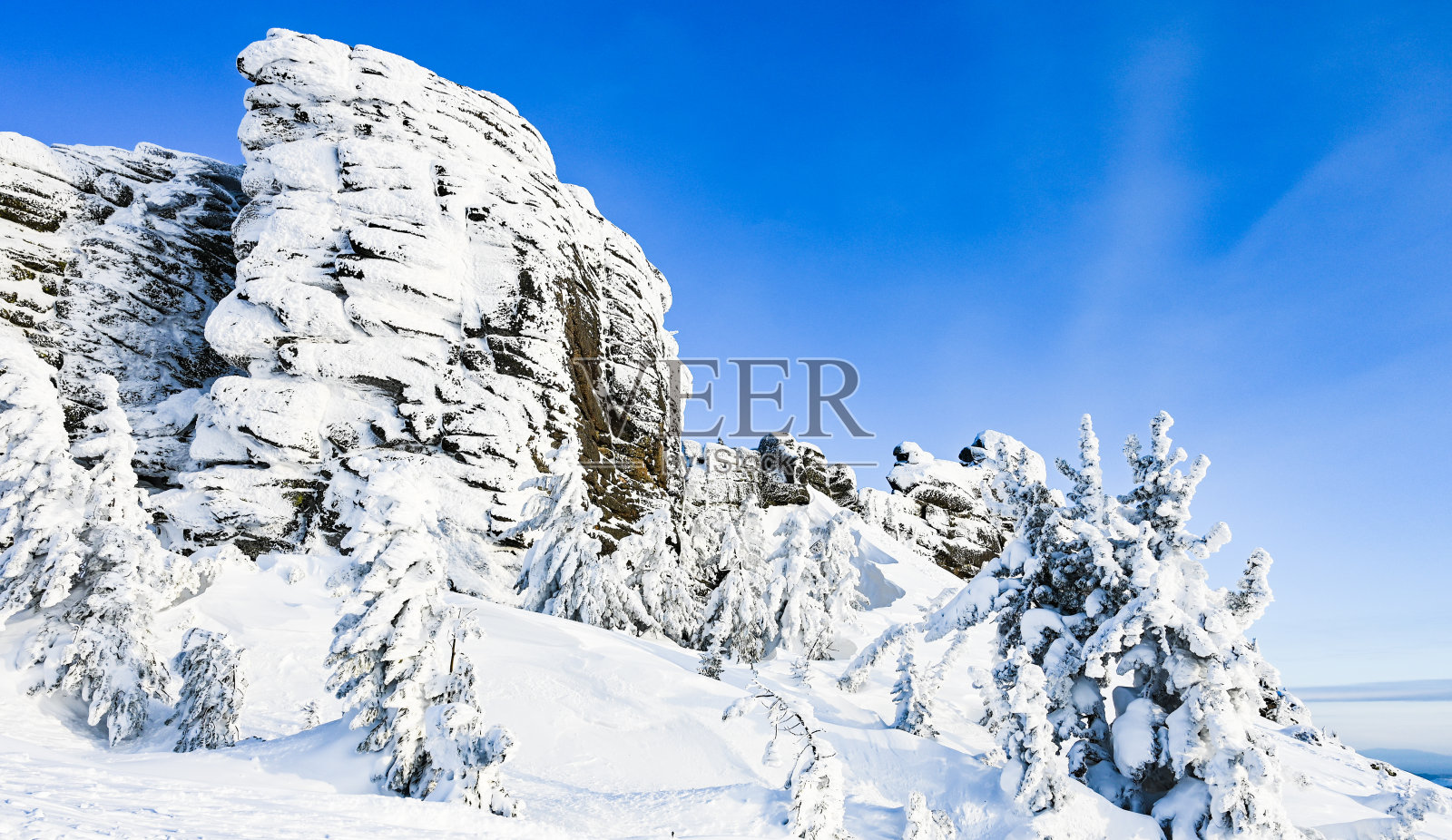 冬天石头被雪覆盖着照片摄影图片