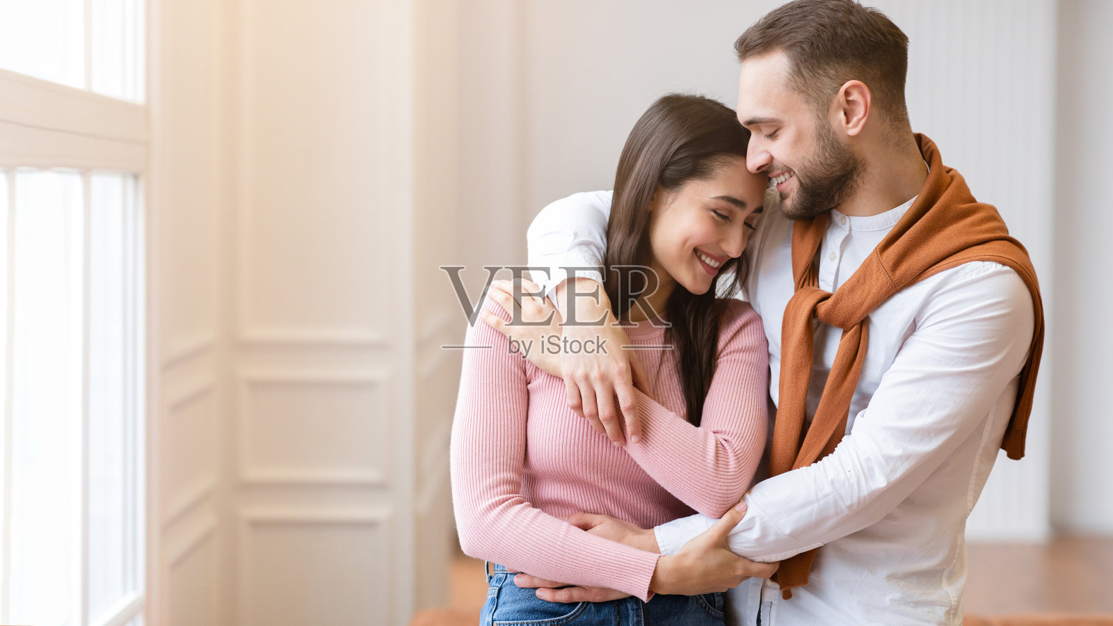 在家拥抱的年轻情侣，全景照片摄影图片