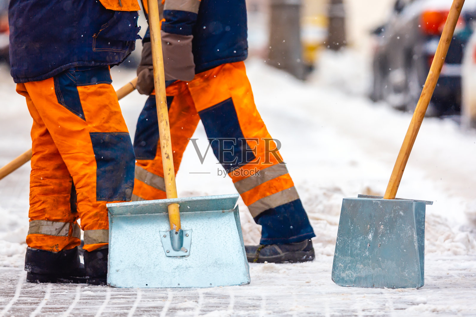 公共服务人员在冬天清扫道路上的积雪，在暴风雪期间清扫城市街道和道路。莫斯科,俄罗斯。照片摄影图片