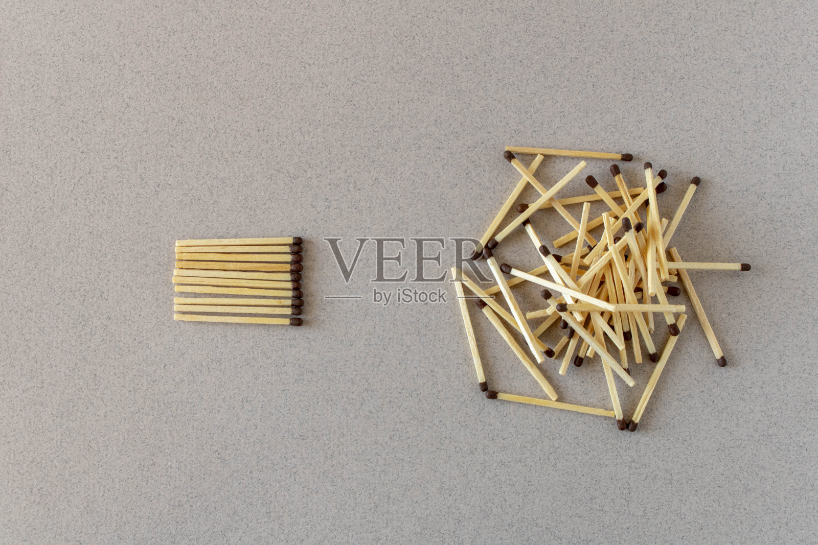 在一个明亮的背景上有很多匹配。混沌与秩序的概念。有选择性的重点。照片摄影图片