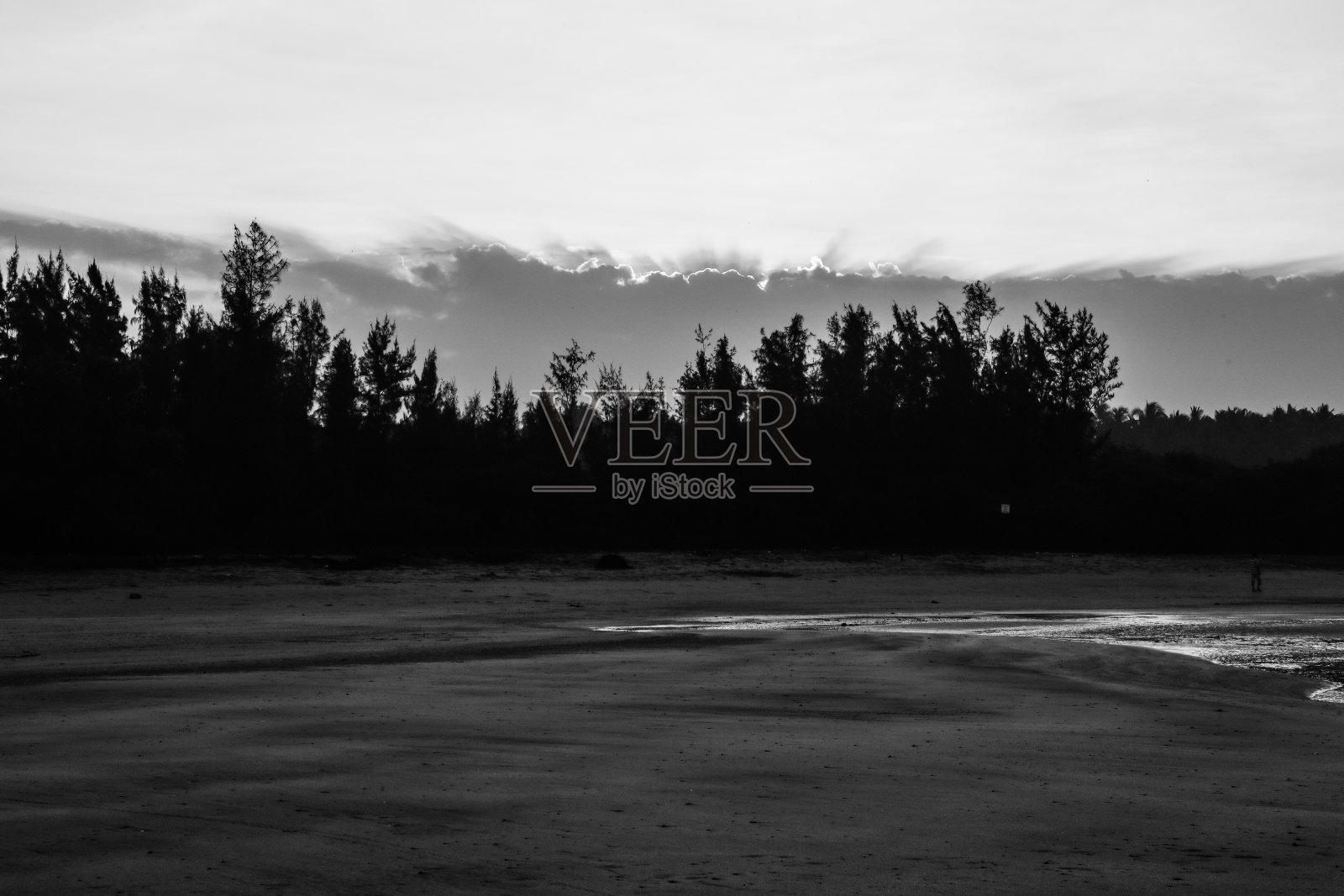 在宁静、寂静和空旷的海滩上的日出照片摄影图片