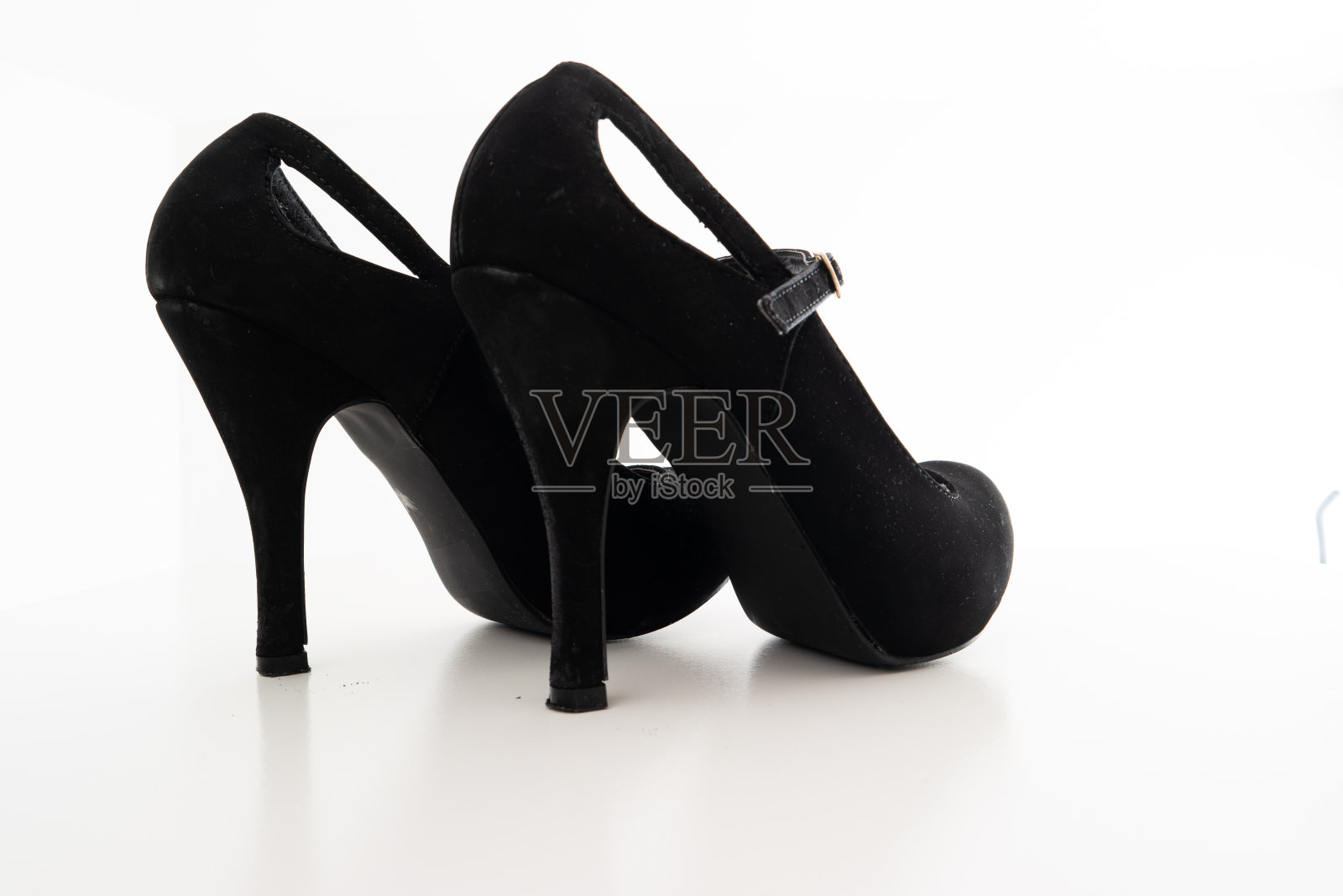 一双稍用高跟鞋的女人的鞋子近距离拍摄孤立的白色工作室照片摄影图片