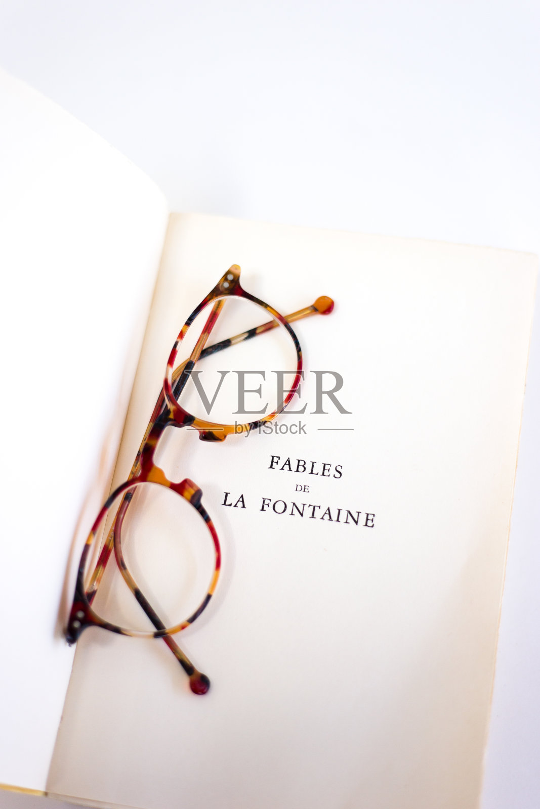 翻开书，扉页:拉封丹寓言照片摄影图片