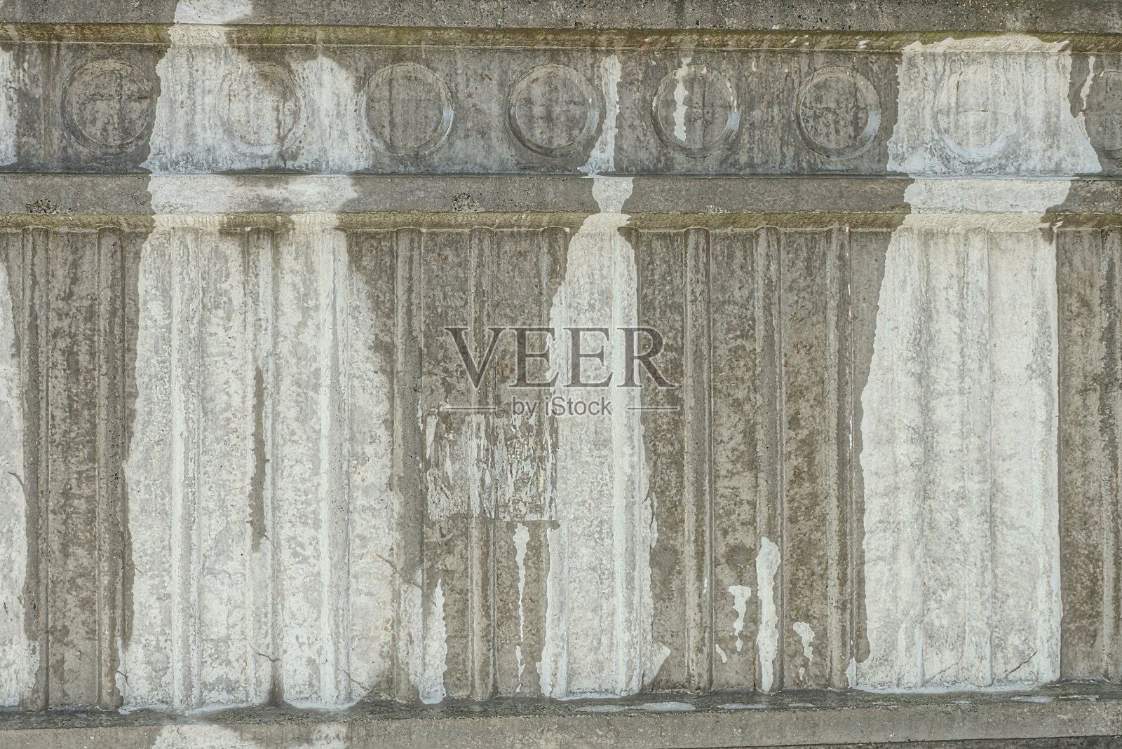 灰白色石头背景的旧湿混凝土墙照片摄影图片