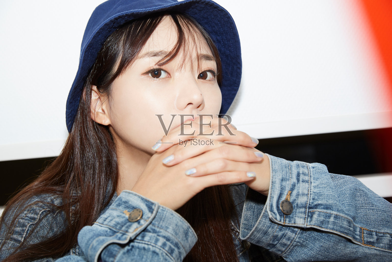 一个年轻的亚洲妇女穿着街头时装的肖像照片摄影图片