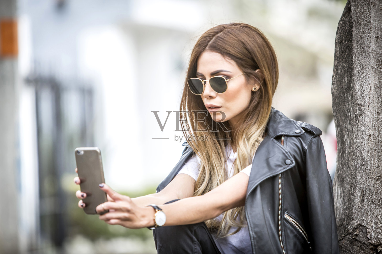 漂亮的年轻女子穿着时髦的衣服走在街上照片摄影图片