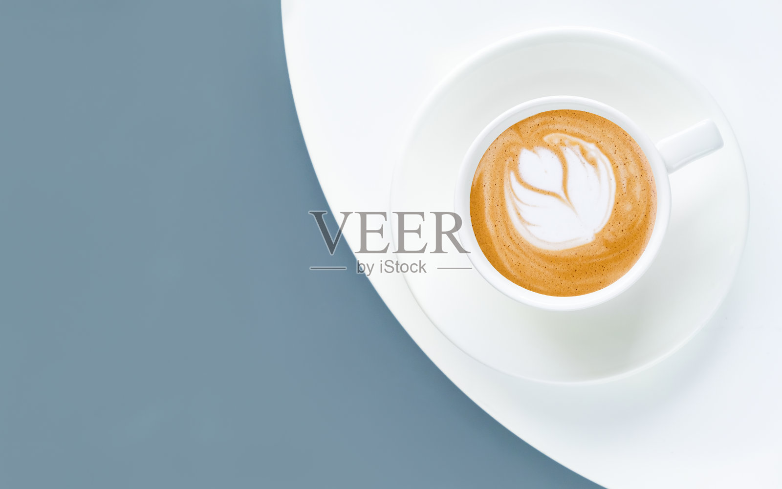 咖啡馆里灰色桌子上的一杯咖啡。舒适的flatlay照片摄影图片