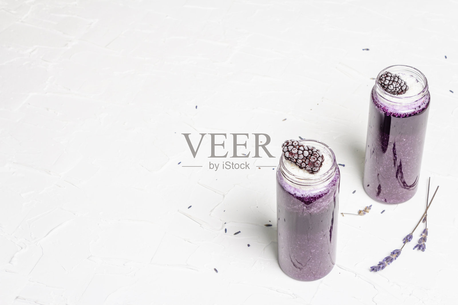 薰衣草冰沙配椰子片和冷冻黑莓照片摄影图片