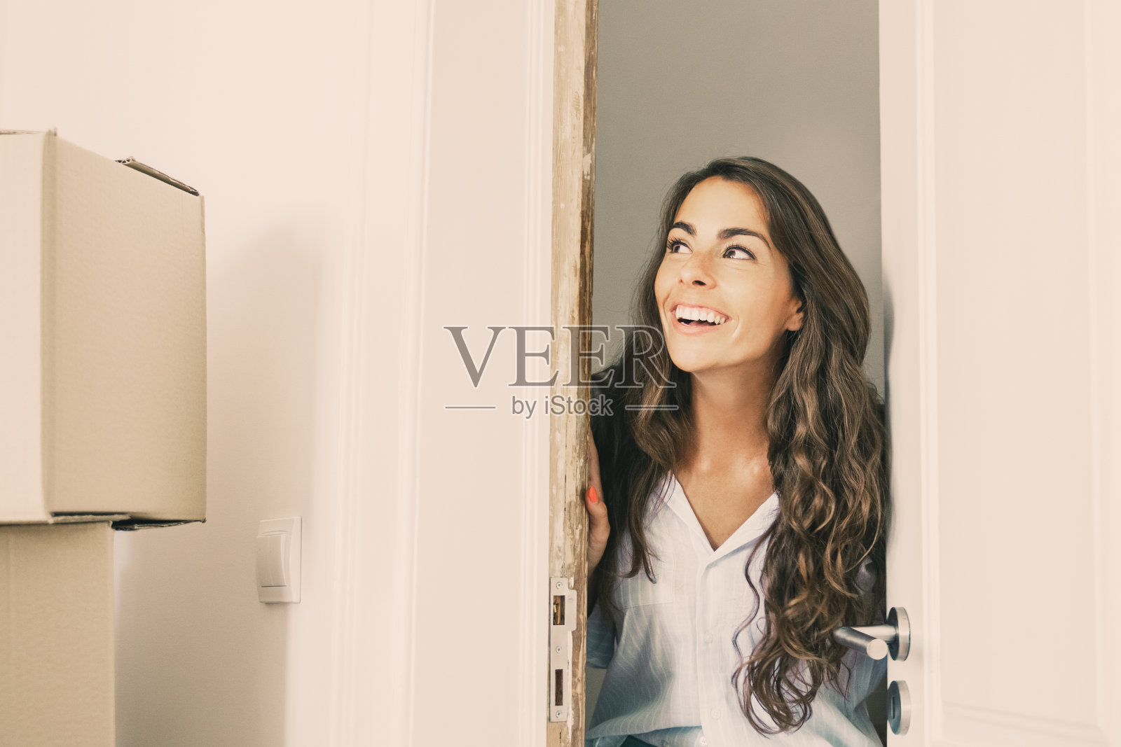 快乐的西班牙裔女性搬进了新公寓照片摄影图片