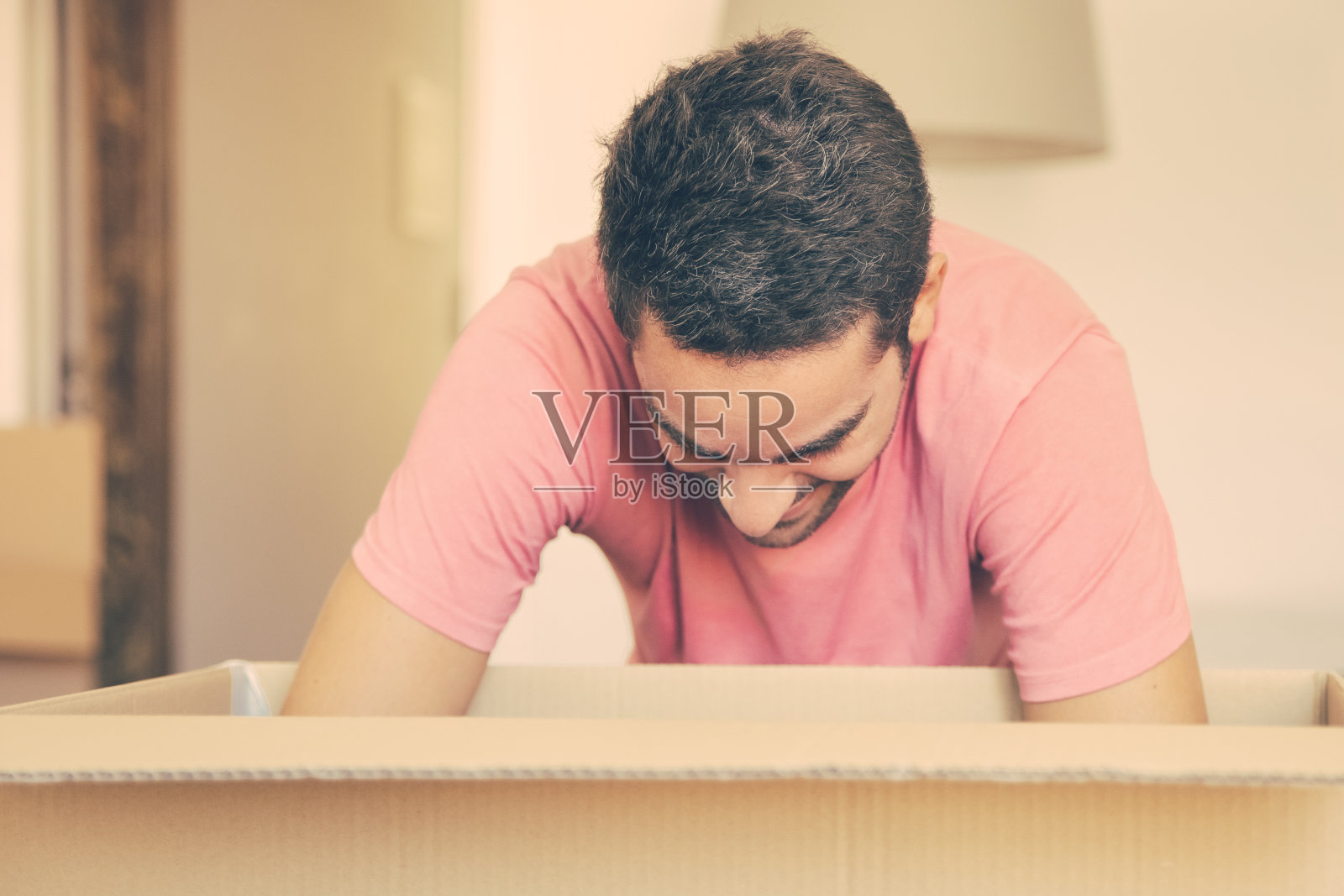 兴奋的年轻人在他的新公寓收拾东西照片摄影图片