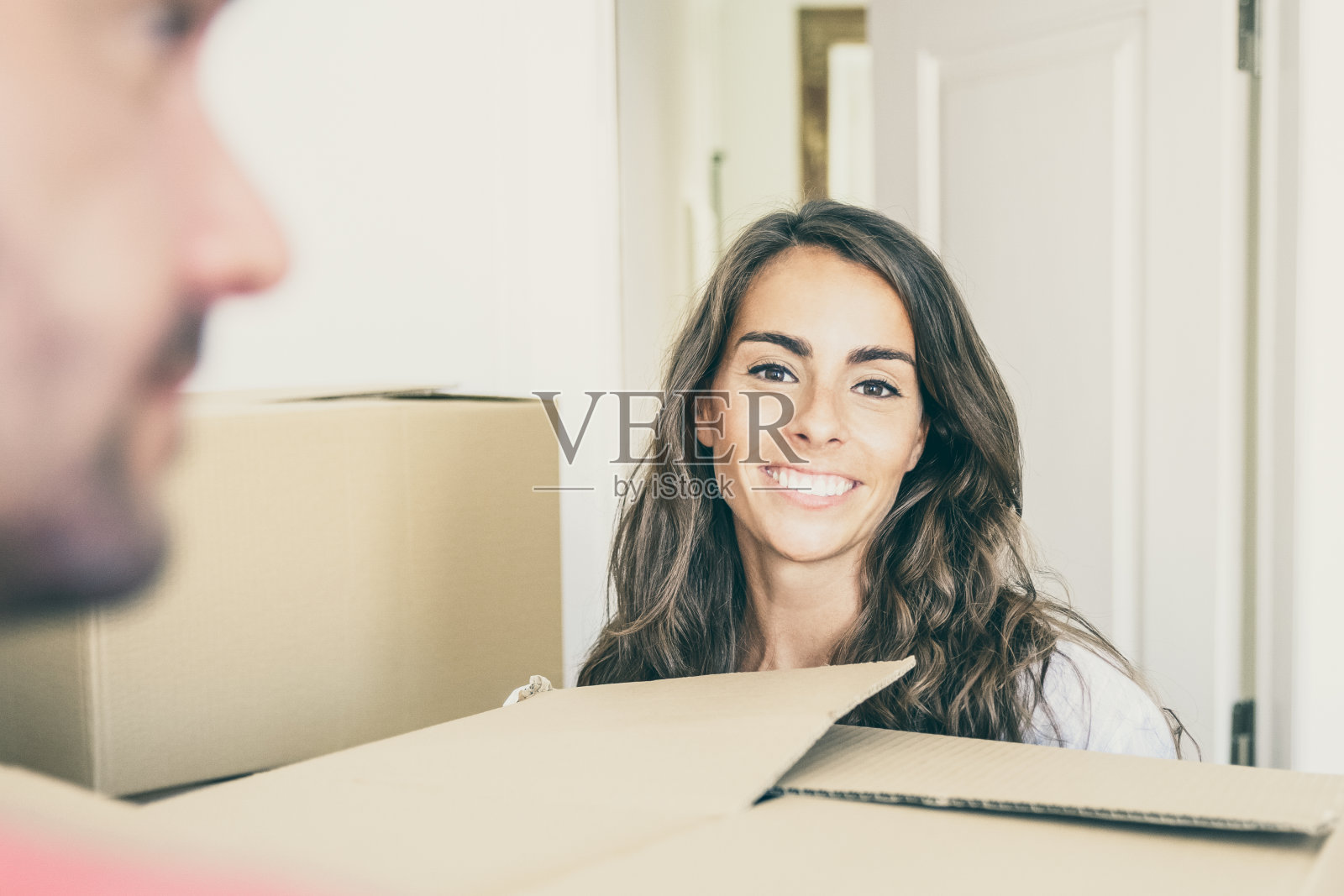 积极快乐的夫妇搬进新房子照片摄影图片